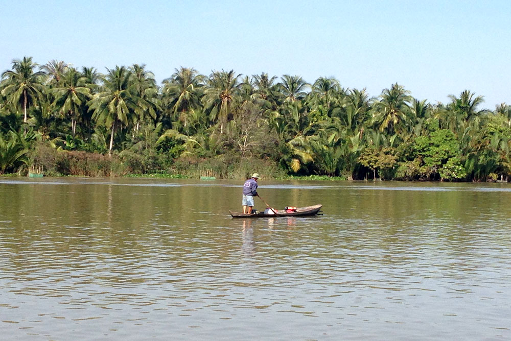 Vietnam-Guiding-Bentre-Fishing-in-Ham-Luong-River-mekong-river's-tributary