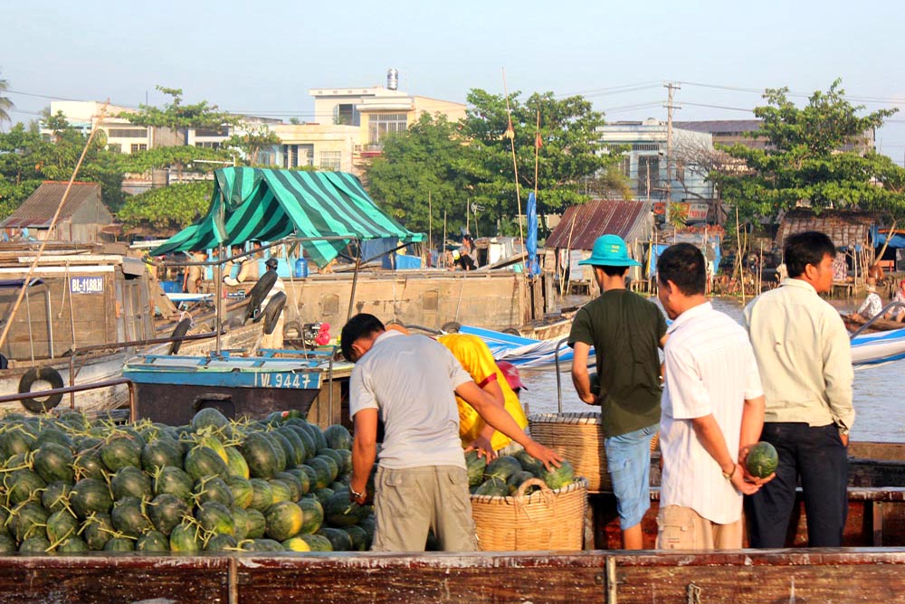 Trading at Cai rang floating market